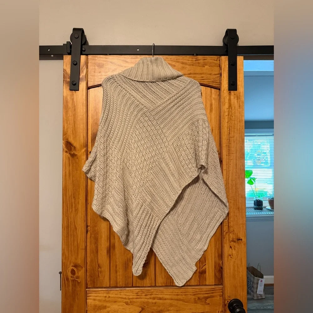 Cozy Cream Boho DropNeck Knit Poncho (early 2000’s) - Picture 2 of 4